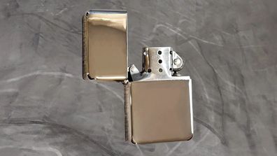 Sturmfeuerzeug Lanz Bulldog - Chrome poliert - Mit Box