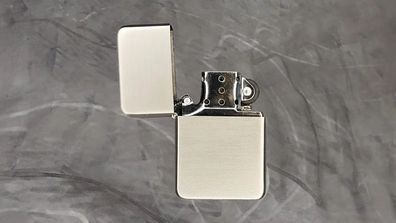 Sturmfeuerzeug Lanz Bulldog - Satin Nickel - Mit Box