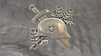 Pin Stahlhelm mit Schwert und Eichenlaub - 3 x 3 cm