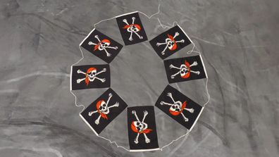 Fahne Flagge Pirat - Totenkopf - Rotes Kopftuch - Flaggenkette - 6 Meter