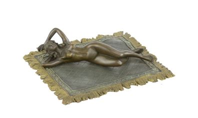Eine Bronzeskulptur einer weiblichen Aktfigur auf einem Teppich Replikat Retro Design