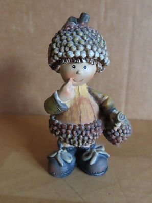 Figur kleiner Junge mit Eichelhülle als Hut und Hose ca. 9,4 cm H