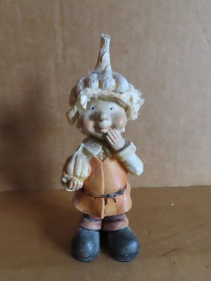 Figur kleiner Junge mit hellem Kürbis als Hut ca.10,4 cm H