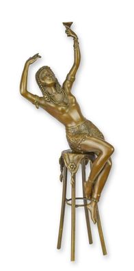 Eine Bronzeskulptur einer Dame auf einem Barstuhl Replikat Retro Design Dekoration