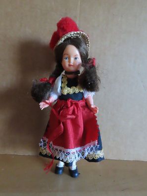 Reiseandenken Figur Puppe mit rot Schürze 4 rote Bommel auf Hut ca. 17 cm H