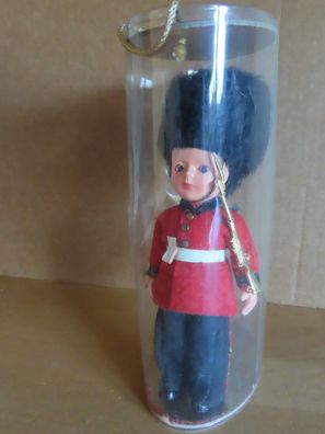 Figur Puppe mit schwarze hohe Mütze rote Jacke England ca. 18 cm H