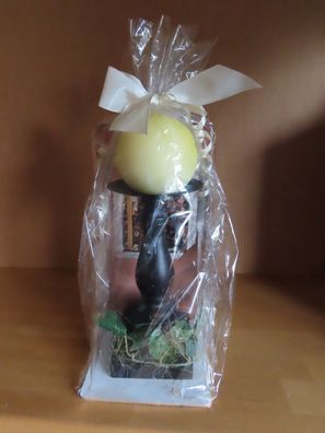 Kerzenständer dunkles Holz mit heller Kugelkerze als Geschenk verpacht
