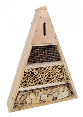 Insektenhotel aus Holz Bambus und Zapfen