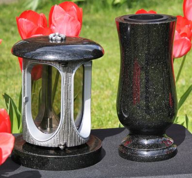 Grablaterne mit Vase aus Granit