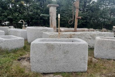 Brunnen aus Granit mit Messingeinlauf, Granitbrunnen, Gartenbrunnen, Brunnentrog
