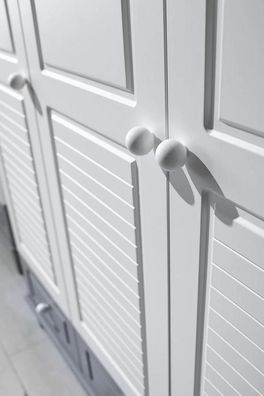 Moderner Kleiderschrank mit drei Türen und Schubladen Stilvolles Design