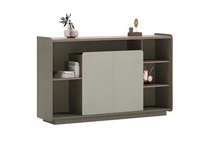 Elegantes Sideboard in Beige-Grau mit modernen Regalen und geschlossenen Fächern