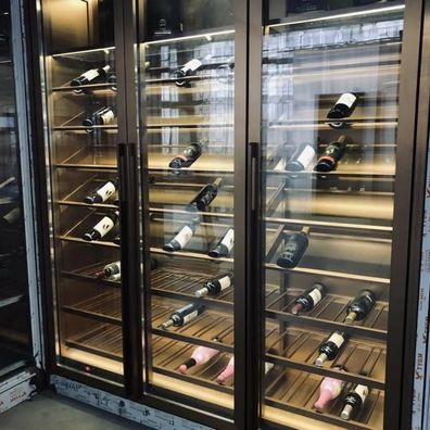 Moderner schwarzer Weinschrank aus Edelstahl für stilvolle