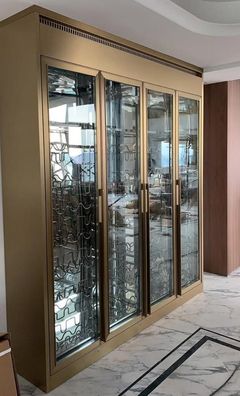 Goldener Edelstahl-Weinschrank im modernen Luxusstil