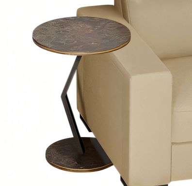 Der kleine und handliche Beistelltisch findet überall Platz