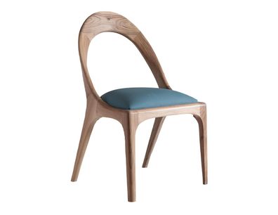 Der Stuhl sieht im Innenraum stilvoll aus und nimmt nur ein Minimum an Platz ein