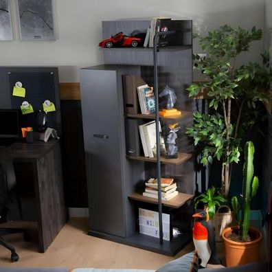 Das Bücherregal aus Holz ist zuverlässig und langlebig