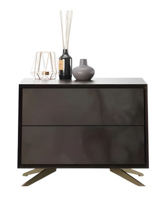 Der Nachttisch stellt Gegenstände schön und platzsparend aus