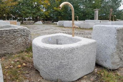 Granitbrunnen mit Messingeinlauf, Granitbrunnen, Brunnentrog, Granittrog für Wasser