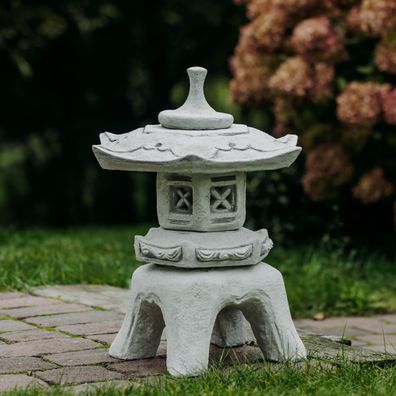 Große massive Oki Gata japanische Steinlaterne Yukimi aus Steinguss frostfest