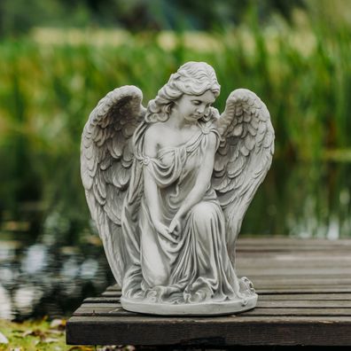 Große massive Steingur Sitzender Engel groß Grabdeko aus Steinguss frostfest