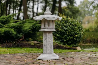 Große massive Tachi-Gata japanische Steinlaterne Oki Gata aus Steinguss frostfes