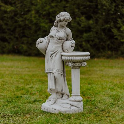 Massive große Statue Frau mit Vogeltränke Gartendeko aus Steinguss frostfest