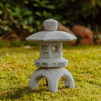 Massive japanische Steinlaterne Oki Gata Yukimi Pagode aus Steinguss frostfest