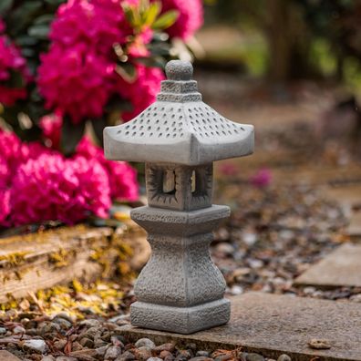 Massive japanische Steinlaterne Tachi-Gata Steinlampe aus Steinguss frostfest