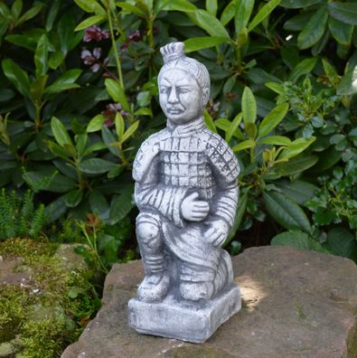 Massive Steinfigur Chinesischer Terrakotta Krieger Motiv IV Bogenschütze frostfe
