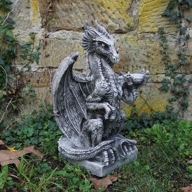 Massive Steinfigur Drache auf einem Sockel Alien Dino aus Steinguss frostsicher
