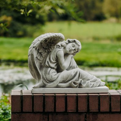Massive Steinfigur Engel groß auf Sockel Grabdeko Gartendeko Steinguss frostfest