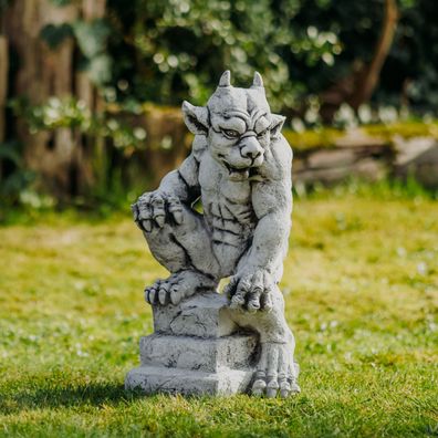 Massive Steinfigur Gargoyle der Herrscher auf Podest Teufel Steinguss frostfest