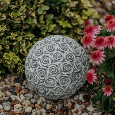Massive Steinfigur Gartendeko Kugel Motiv Rosen Raumdeko aus Steinguss frostfest