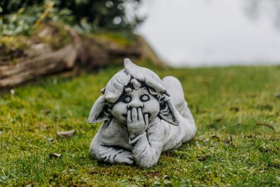 Massive Steinfigur Gnom , , ich platze vor Lachen´´ Wichtel Steinguss frostfest