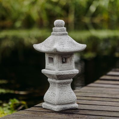 Massive Steinfigur japanische Steinlaterne Tachi-Gata Lampe Steinguss frostfest