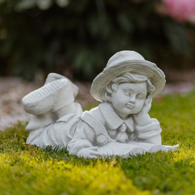 Massive Steinfigur Junge mit Buch liegend Gartenfigur aus Steinguss frostsicher