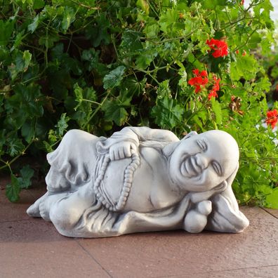 Massive Steinfigur lachender Buddha liegend Mönch aus Steinguss frostfest (Gr. 41 cm)