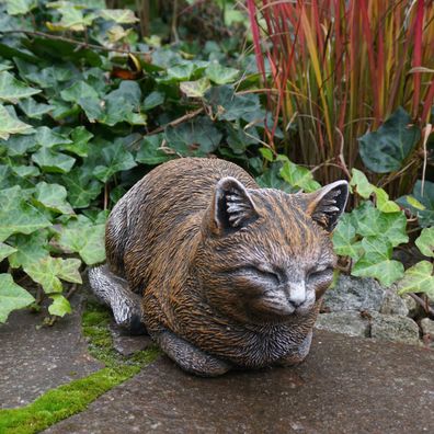 Massive Steinfigur liegende Katze braun, 35 x 20 cm frostsicher Steinguss (Gr. 17 cm)