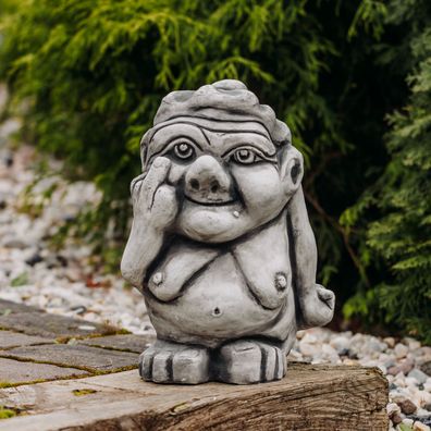 Massive Steinfigur lustiger XXL Troll Oma mit Mittelfinger Steinguss frostfest