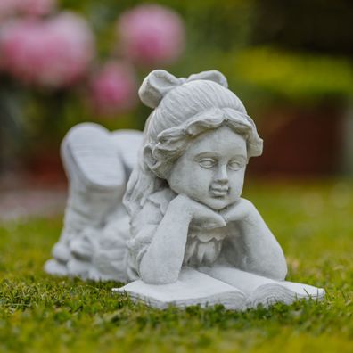 Massive Steinfigur Mädchen mit Buch liegend Gartenfigur aus Steinguss frostsiche