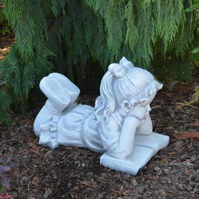 Massive Steinfigur Mädchen mit Buch liegend Kinderfigur Mädl Steinguss frostfest