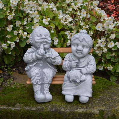 Massive Steinfigur Opa und Oma auf Bank Gartendeko aus Steinguss frostfest