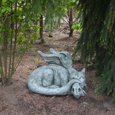 Massive Steinfigur riesiger antiker Drache Dinosaurier aus Steinguss frostfest