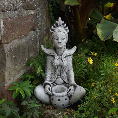 Massive Steinfigur Sarasvati hinduistische Göttin Buddha aus Steinguss frostfest