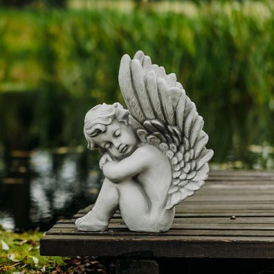 Massive Steinfigur sitzender Grab Engel mit Flügel Raumdeko Steinguss frostfest