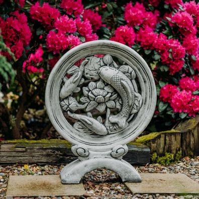 Massive Steinfigur Skulptur mit drei Koi-Fischen, H. 77 cm Steinguss frostsicher