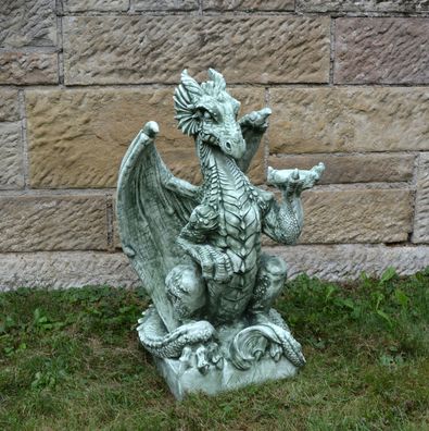 Massive Steinfigur Statue riesiger Drache Alien auf Sockel Steinguss frostfest