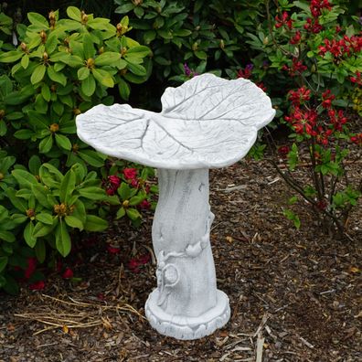 Massive Steinfigur Vogelbad Ahorn-Blatt auf Baumstumpf Vogeltränke aus Steinguss