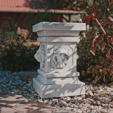 Massiver Stein Sockel Podest Säule groß mit Löwenkopf Löwe Steinguss frostfest